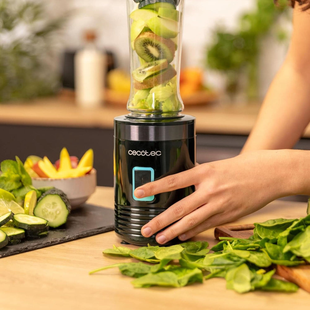 Cecotec Tragbarer Einzelstandmixer Power Titanium 300 Easygo. 350W, Zerkleinert Eis, 4 Klingen Mit Schwarzer Titanbeschichtung, Inklusive 2 Kühlröhren, 2 Tragbaren Bechern Und 2 Deckeln Mother and Child Naty Shop