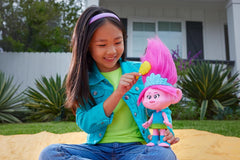 Mattel DREAMWORKS TROLLS Rainbow Hairtunes Poppy Doll – Licht und Ton, helles Haar, Musik und Stühle, abnehmbare Krone, ab 3 Jahren, HNF20 Naty Shop Dolls