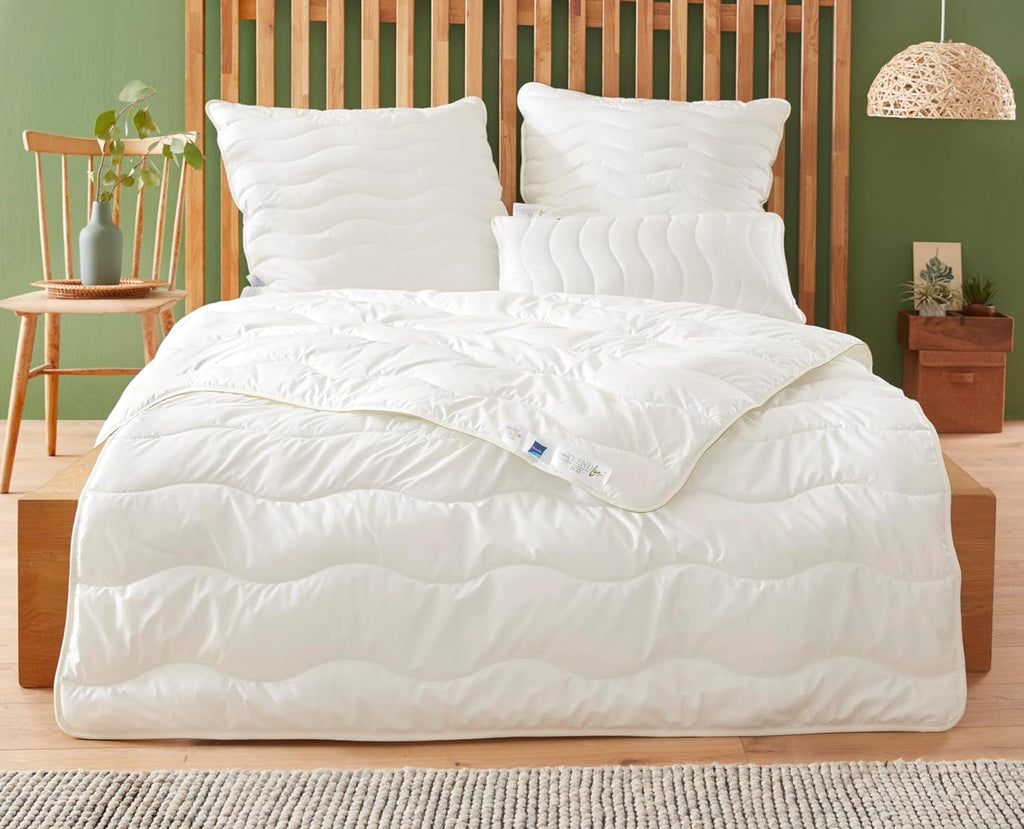 Badenia Trendline Eco quilt Aerelle Blue Duo 135 X 200 Cm, Alb, certificat Öko- Tex, Produs în conformitate cu standardul de calitate german Plapumi si pilote Naty Shop 155 X 220 Pătură ușoară de vară