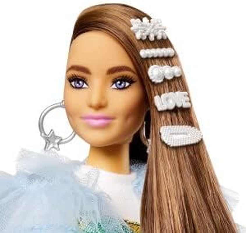 Barbie GYJ78 - Extra Puppe, Regenbogenkleid, Blaue Rüschenjacke, Haustier-Krokodil, Lange brünette Haare, mehrlagiges Outfit, Accessoires, Flexible Gelenke, Spielzeug Geschenk für Kinder ab 3 Jahren