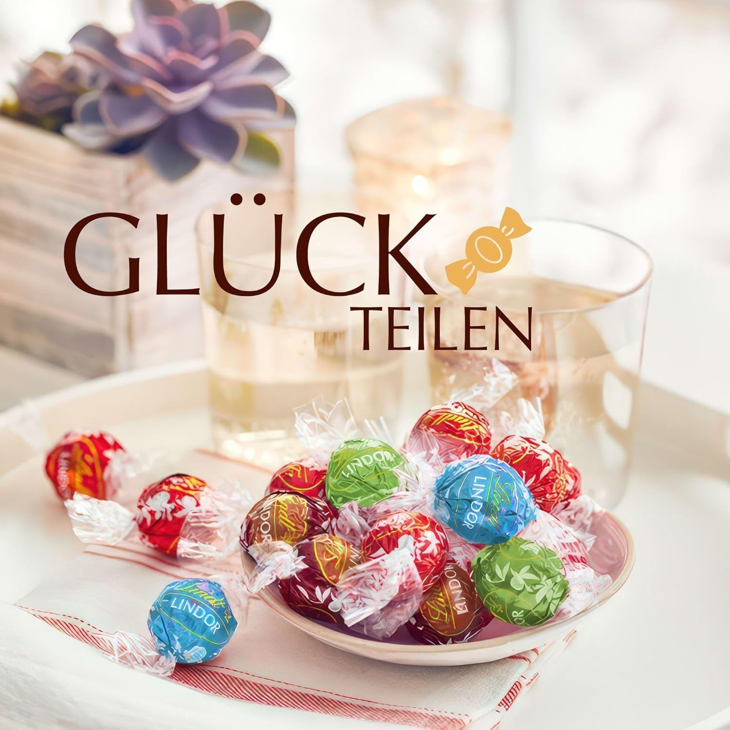 Lindt Chocolate LINDOR Mixture Silver, 26 sfere din ciocolata cu umpluturi diverse, 325 grame Bomboane de Ciocolata Naty Shop