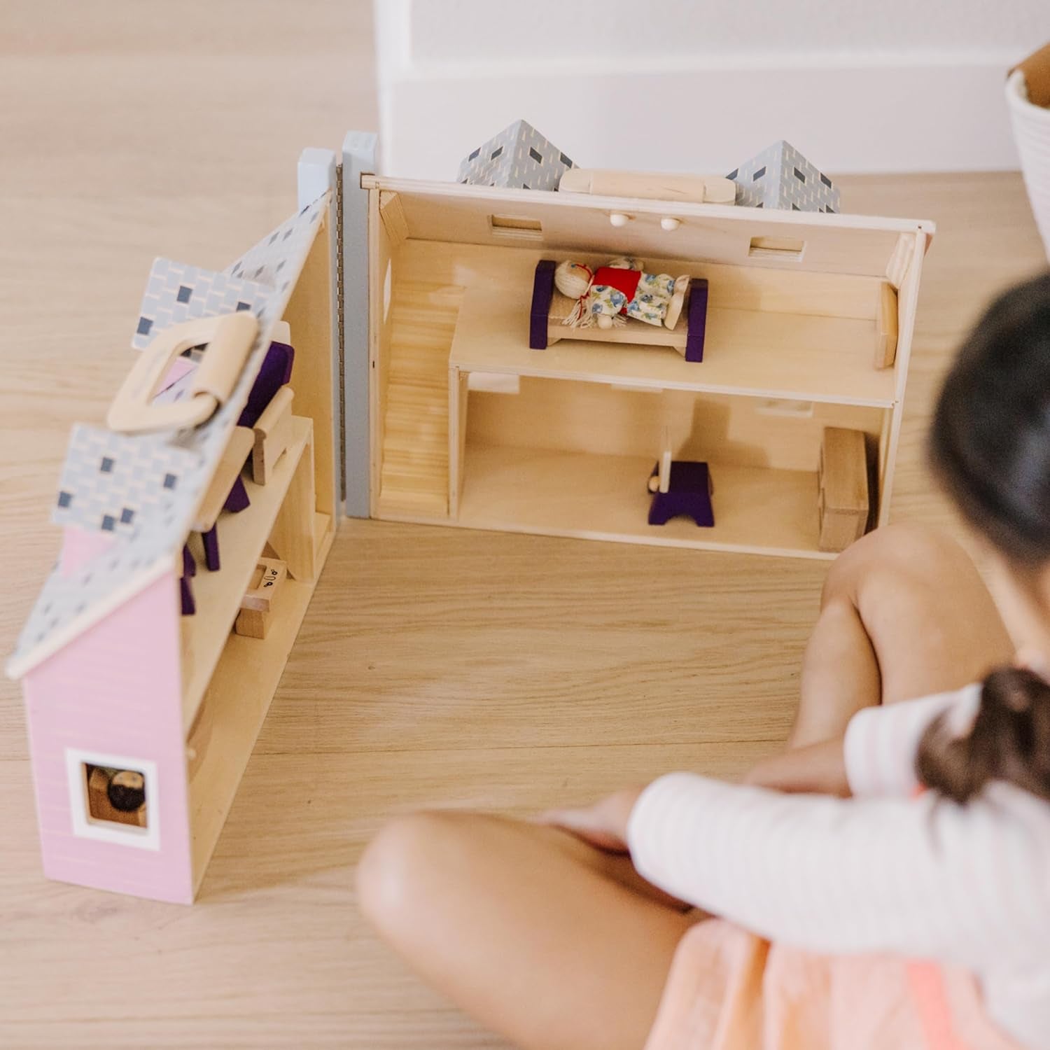 Casa de păpuși Melissa & Doug de pliat și luat cu tine | Casă de păpuși și păpuși | Playsets | 3+ | Cadou pentru băieți sau fete Casute de papusi Naty Shop