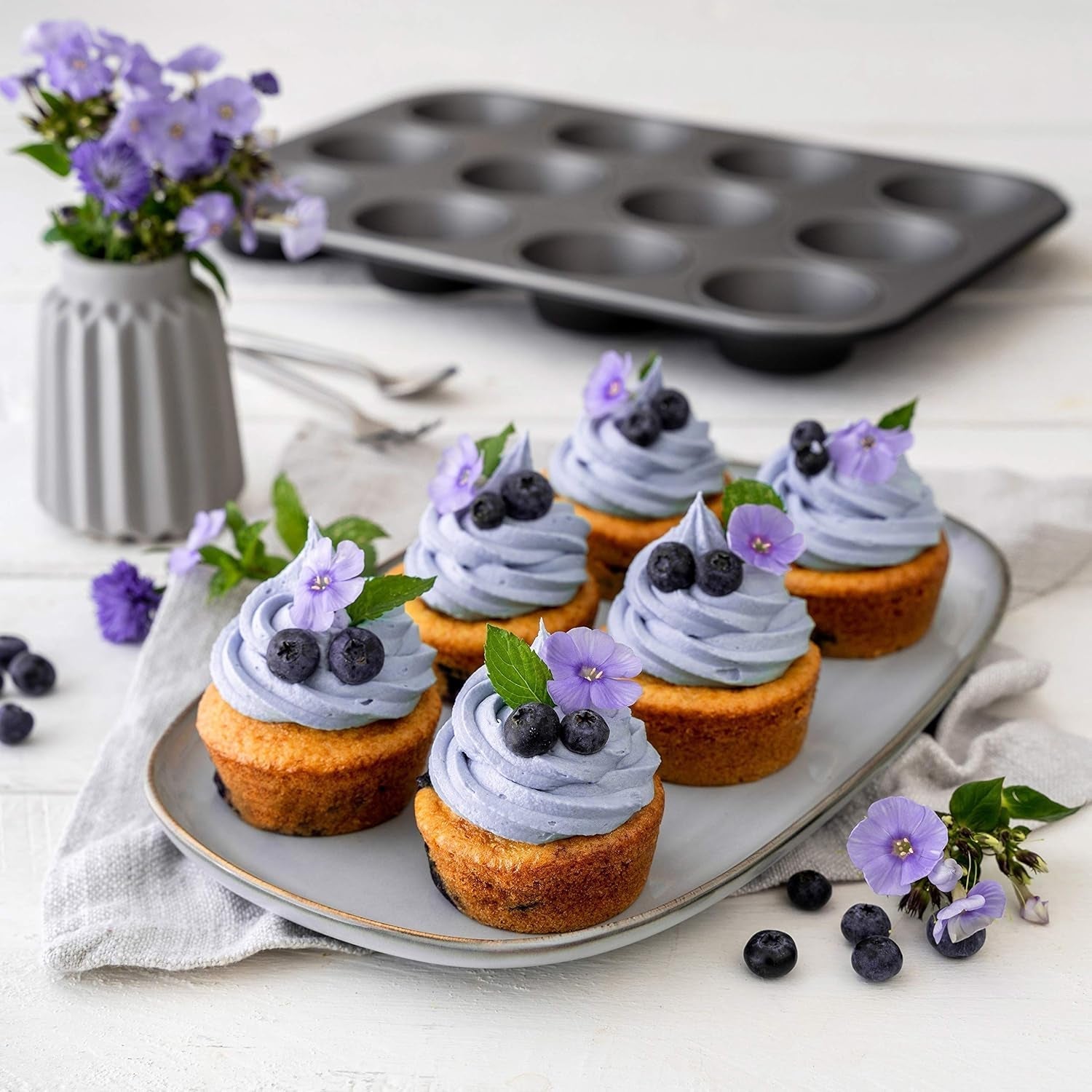 Zenker 12Er Muffinform Energy, Premium-Backform, Für Köstliche Kuchen, Verkürzt Die Backzeit Um Bis Zu 20% (Farbe: Silber/Anthrazit), Menge: 1 Stück, Hellgrau Und Dunkelgrau Formen und Bleche zum Backen Naty Shop