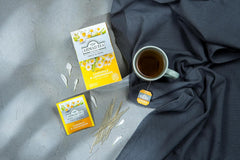 Ahmad Tea - Camomile &amp; Lemongrass - Ceai de fructe și plante fără cofeină - Mușețel și lemongrass - Pliculețe de ceai ambalate individual, sigilate pentru păstrarea aromelor, cu 2 g de ceai per porție - 20 pliculețe de ceai cu bandă