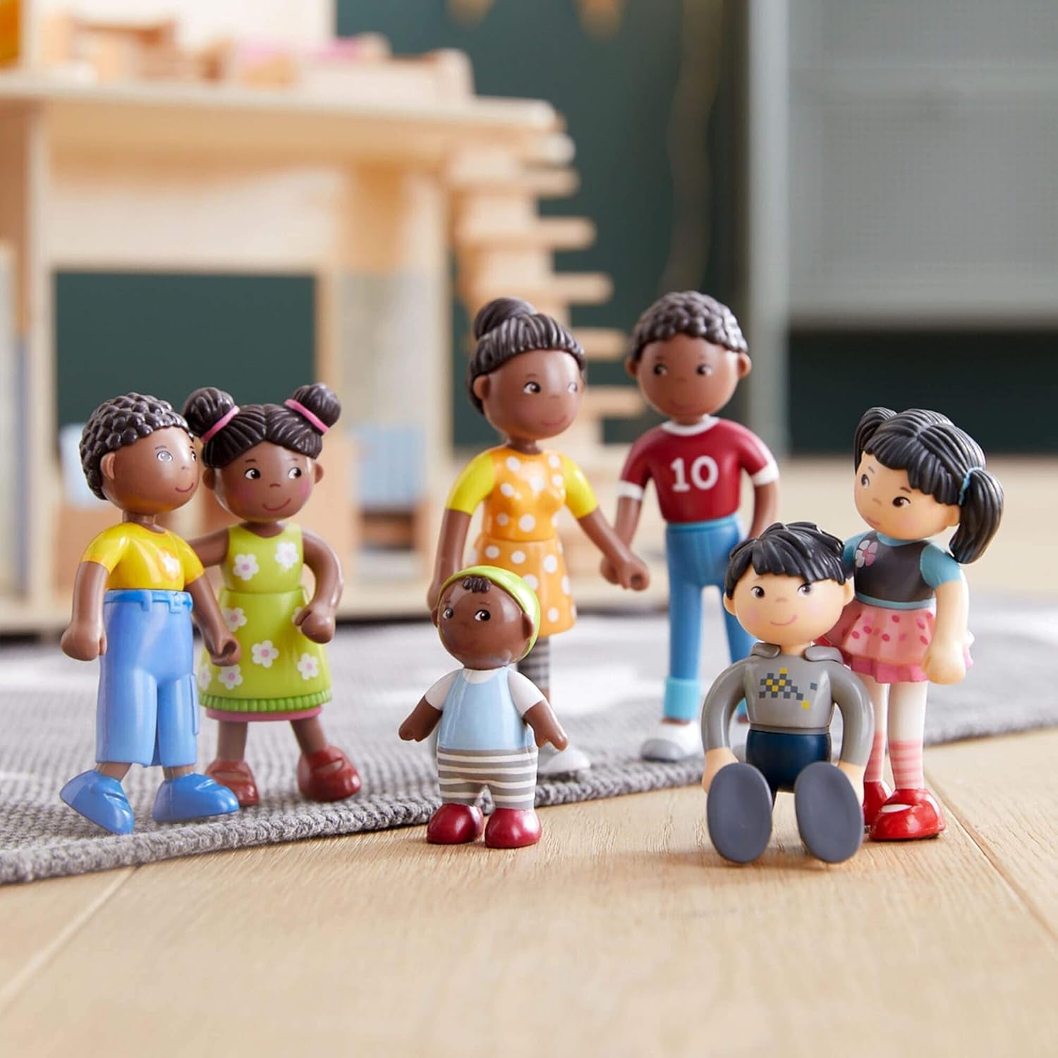 HABA 306696 - Set de joacă Little Friends Family Time, accesorii pentru păpușă flexibilă, vârste 3+