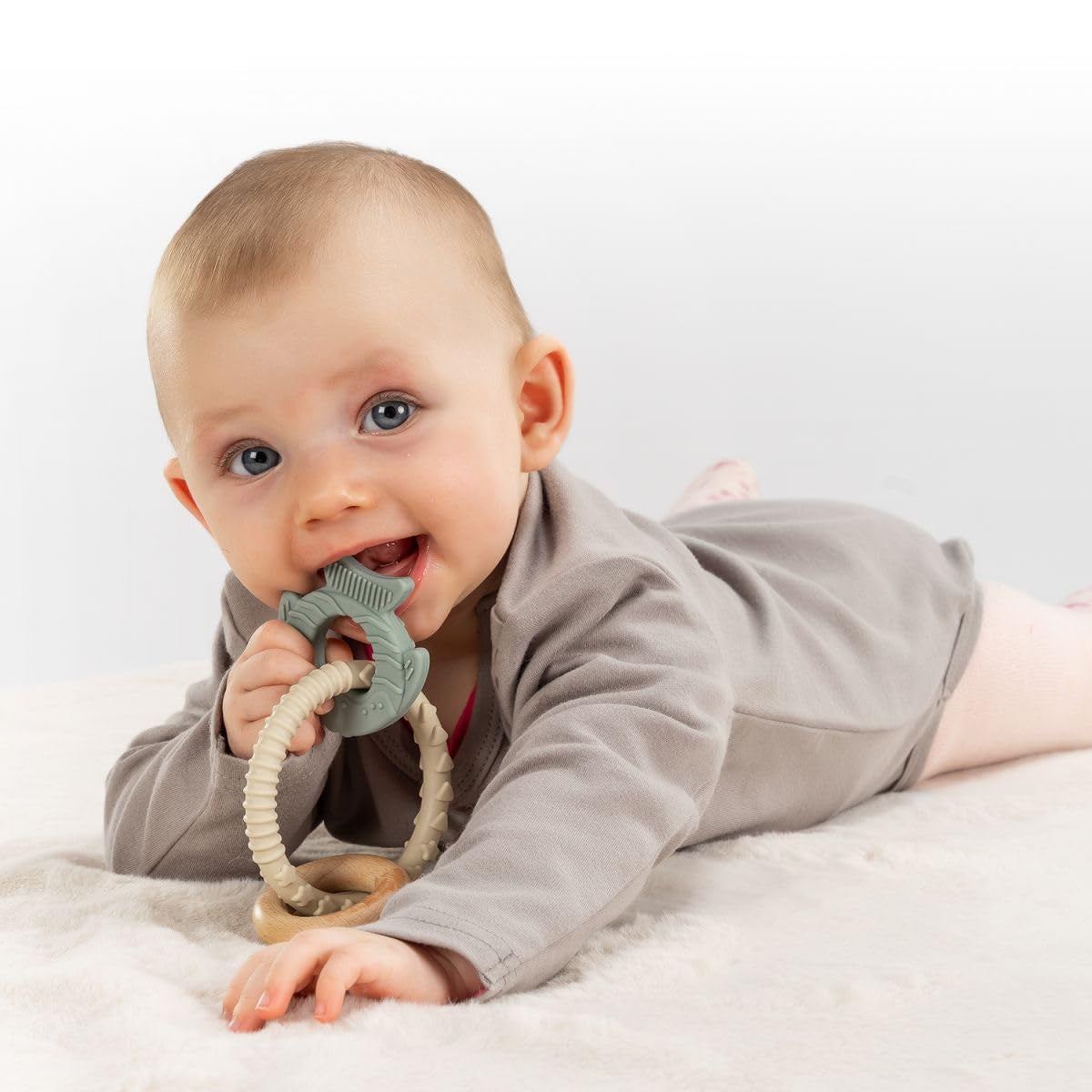 reer BiteDuo | Inel de dentiție din silicon și lemn pentru bebeluși | Ajutor pentru dentiție | Jucărie cu motor