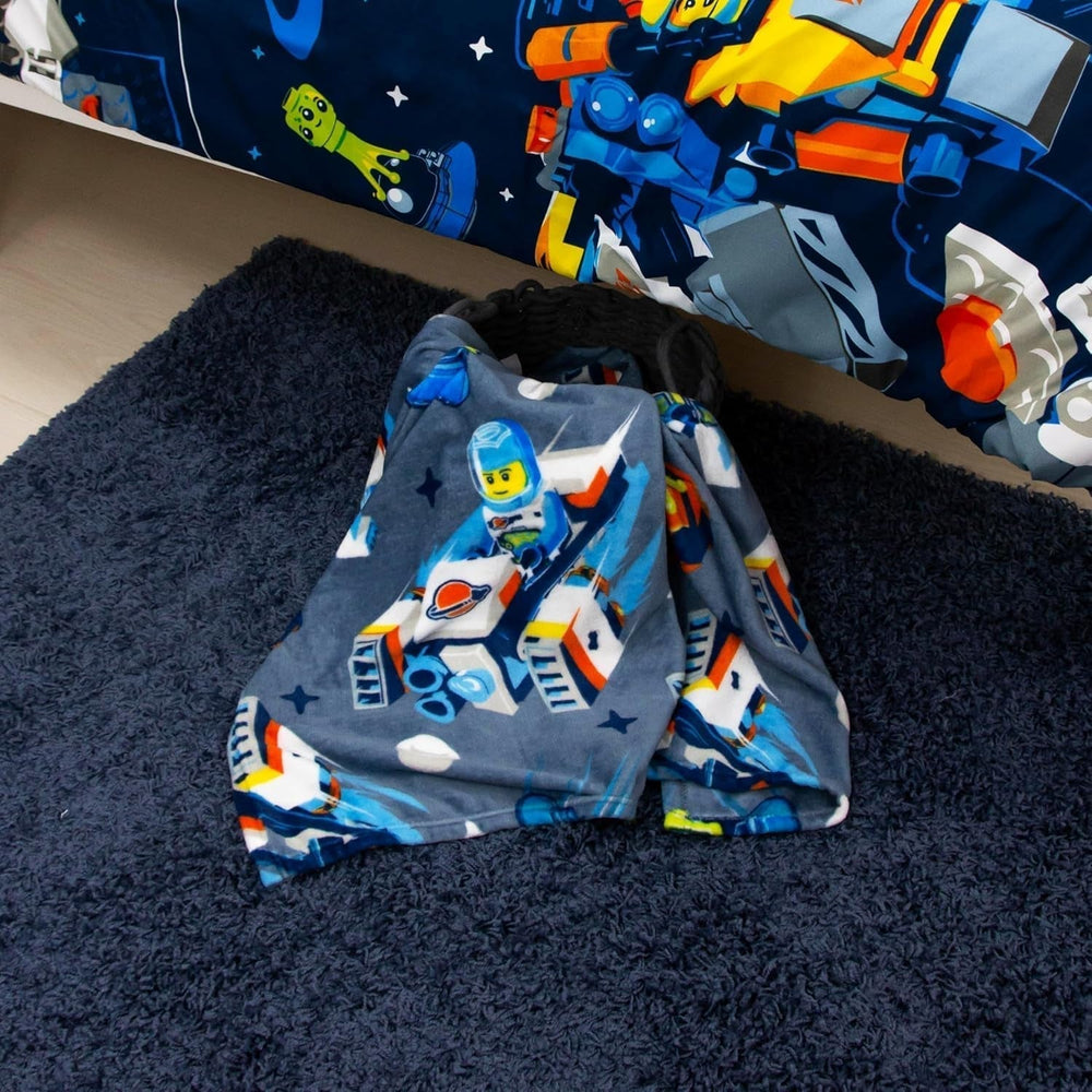Character World Official Lego® City Fleece Blanket, Super Soft, Warm Blue Throw, Cityspace Design, Perfect pentru dormitoare, camping și dormit, 100 X 150 Cm Paturi si Cuverturi Besuche den Character World-Store