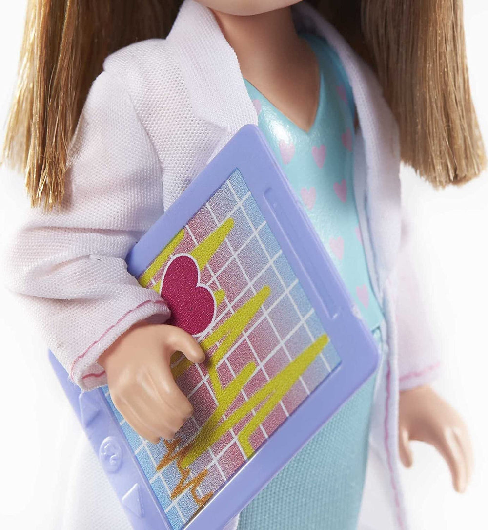 Barbie GTN88 - Păpușa Chelsea Career, Doctor, cu ținută și accesorii profesionale, jucărie pentru vârste de 3 ani și peste