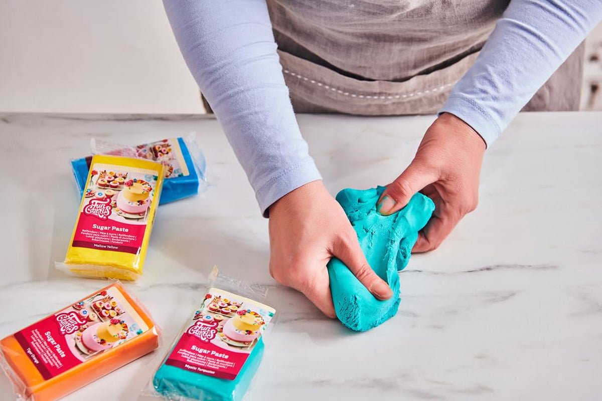 FunCakes fondant rulat albastru teal, ușor de utilizat, neted, flexibil, moale și pliabil, perfect pentru decorarea prăjiturilor, halal, kosher și fără gluten, pachet de 250 g Pasta de zahar Naty Shop